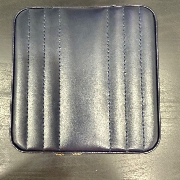 Pre-Owned WOLF Maria Small Navy Leather Travel Jewelry Case with Zip Closure - Picture 7 of 12